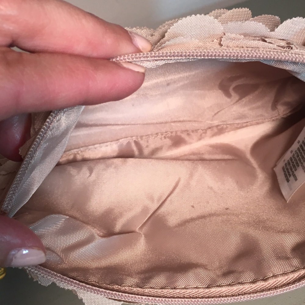 H&M Clutch. Rosette blush. Pristine condition. - Picture 3 of 4